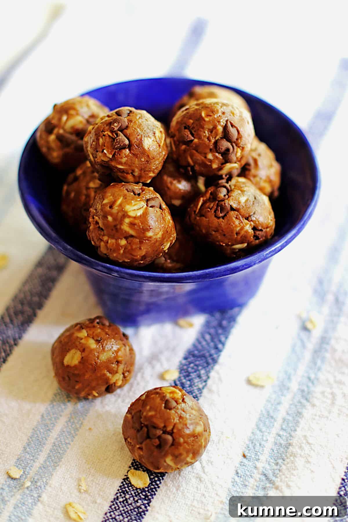 No-Bake Peanut Butter Energy Balls Recipe for Quick Snacks 6 A blue bowl of no bake oatmeal energy balls.