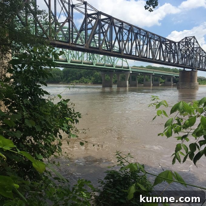 Missouri River Scenic Hike: Top Trails and River Views 20 the bridge from missouri to illinois in st charles missouri