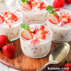 Fresas con crema served in cups.