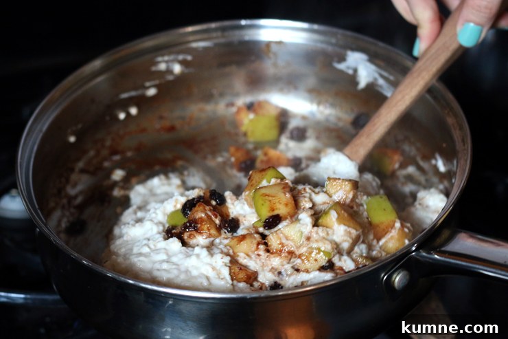 Blending apple compote with oatmeal