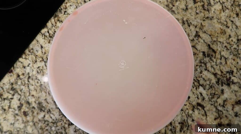 Lid on bowl