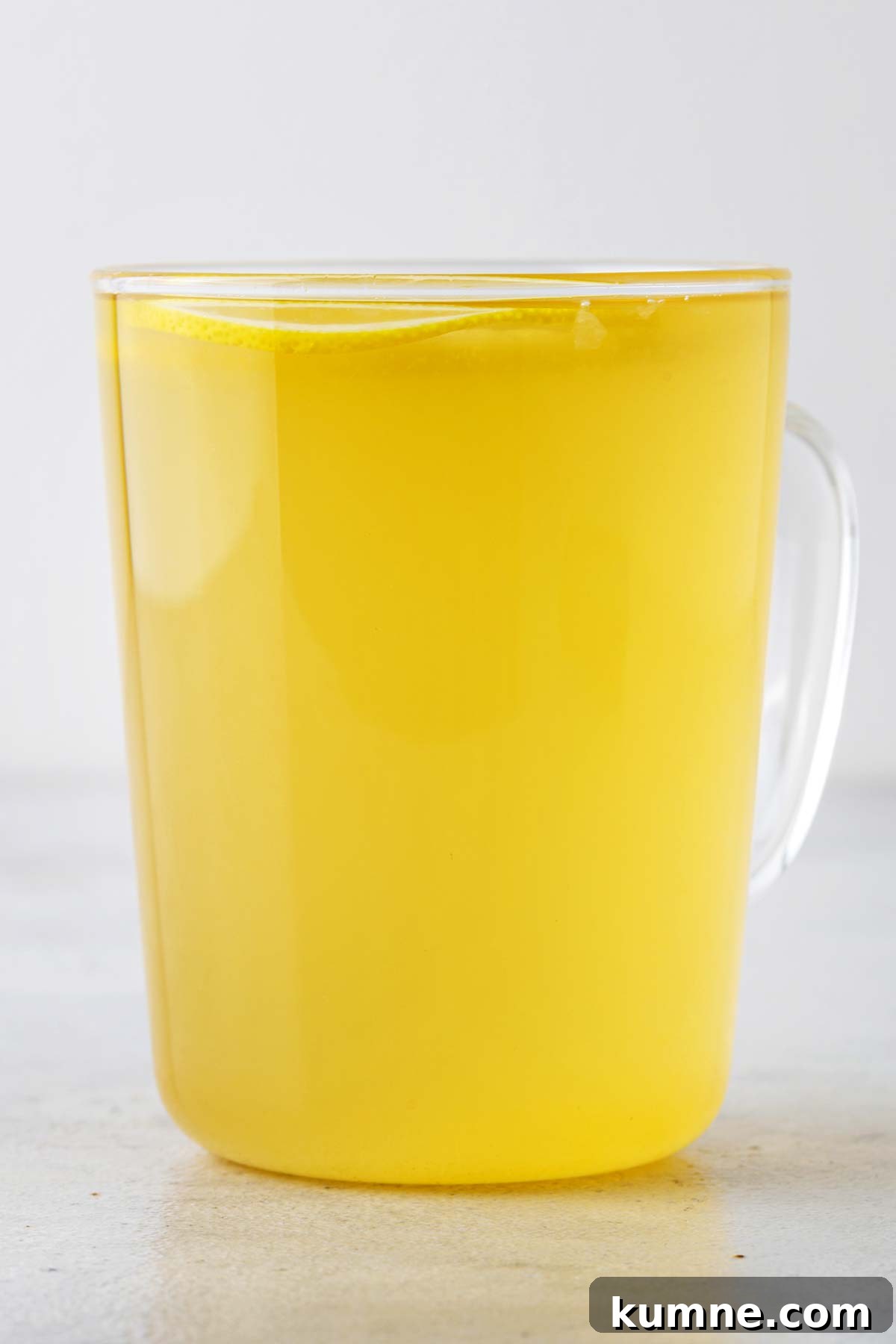 7 Science-Backed Benefits of Drinking Lemon Tea 2 Lemon tea in a glass mug.