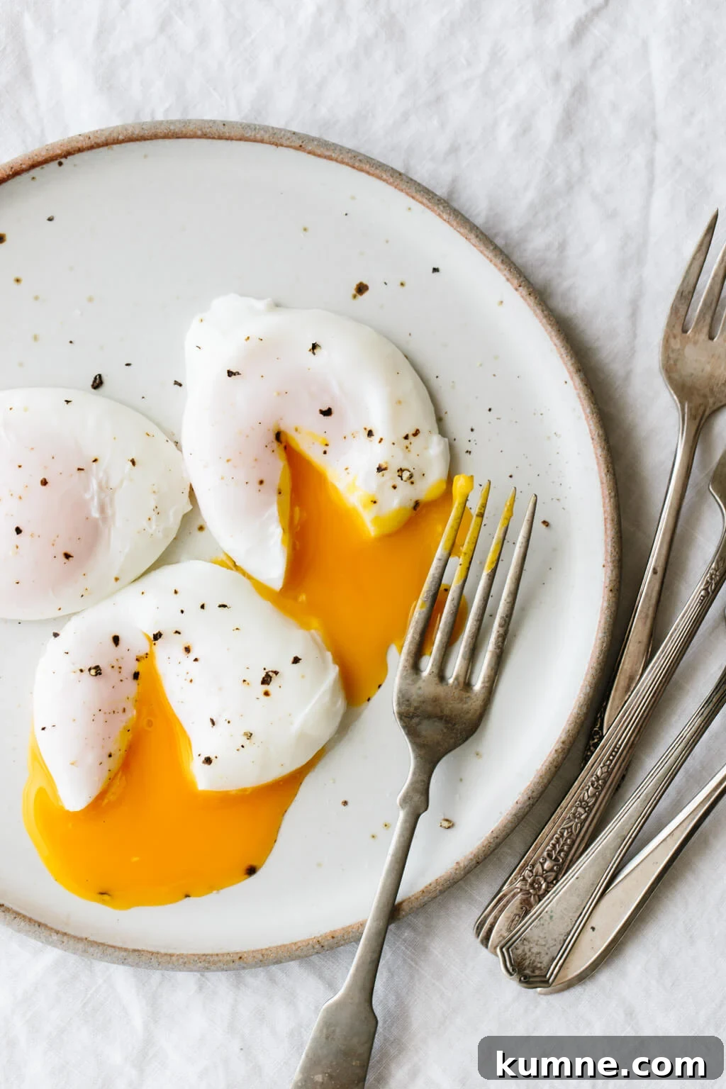 Poached Eggs are the perfect healthy breakfast recipe. Here's how to poach an egg perfectly every time.